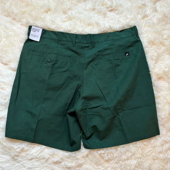 Nike Men’s Green Chino Shorts Size 40 Standard Fit Above Knee NWT - Picture 2 of 5